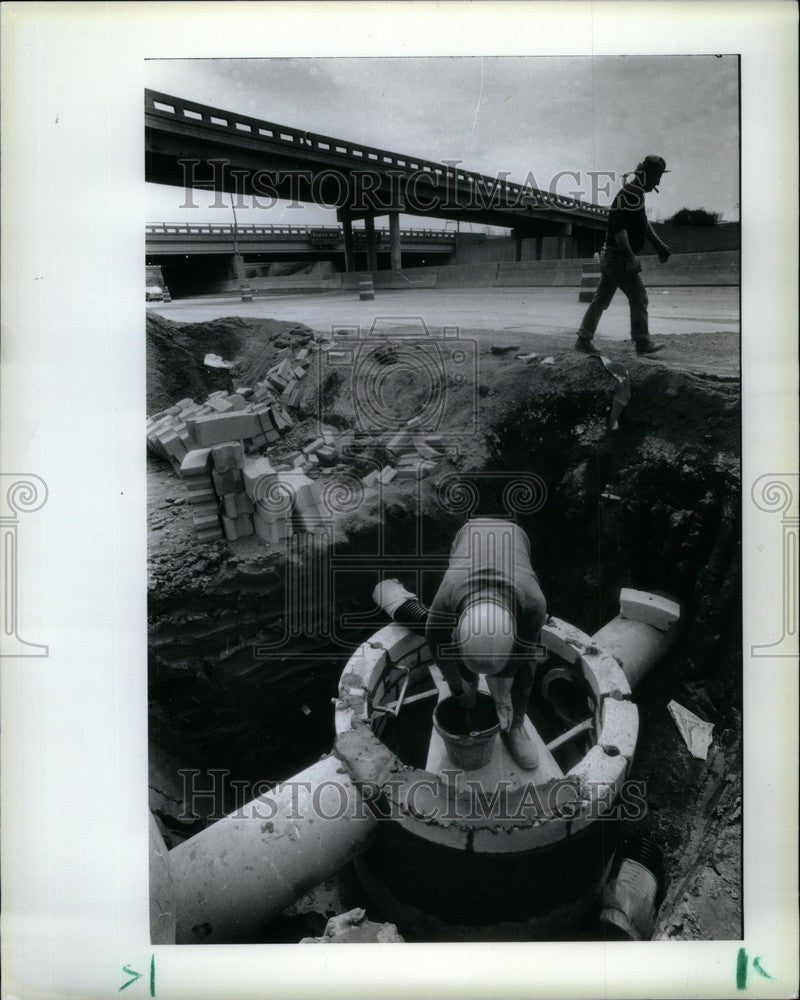 1986 Press Photo construction worker catch basin Lodge - Historic Images