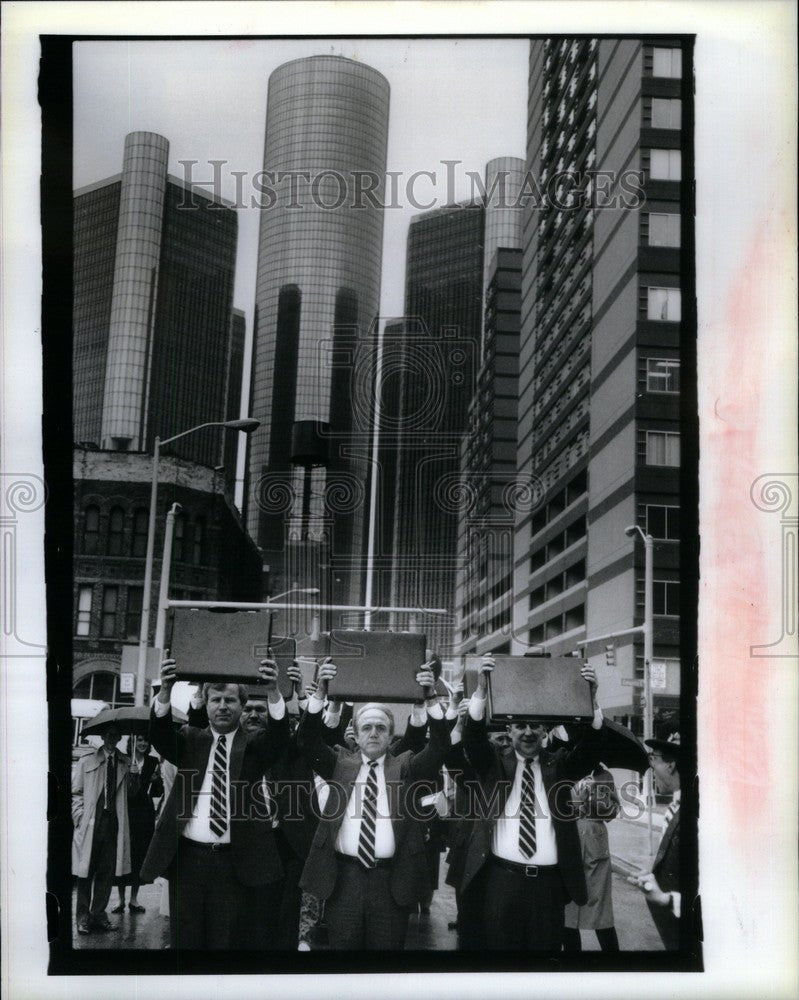 1991 Press Photo Fred Hill Haberdasher Briefcase Drill - Historic Images