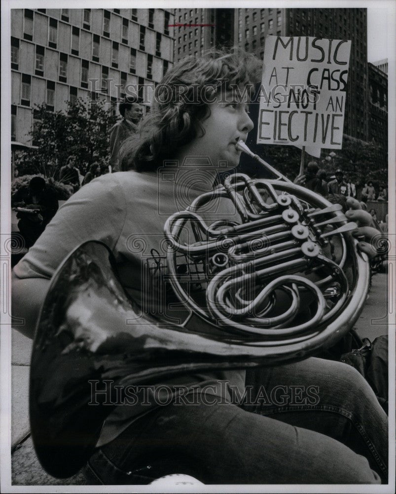 1976 Press Photo KATHY McLUSKIE FRENCH HORN Kennedy SQ. - Historic Images