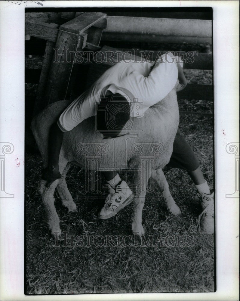 1992 Press Photo Clubs While Nayrissa Lyle, plays with - Historic Images