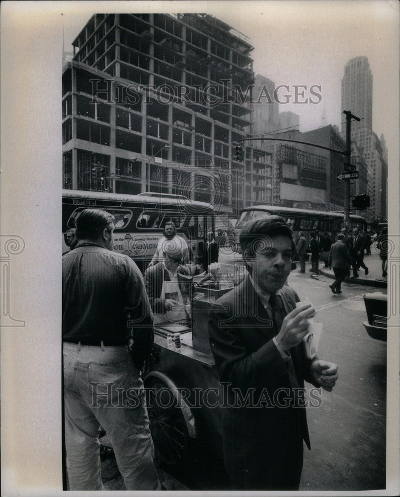 1971 Press Photo Raymond Sokolov Food Journalist - Historic Images