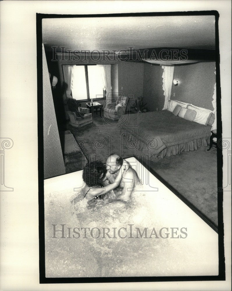 Press Photo Jim Val Solden Pine Ridge Retreat Tub - Historic Images