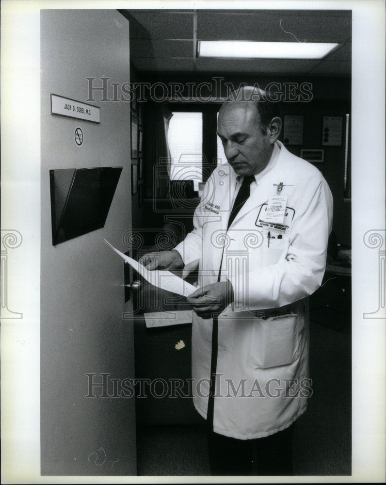 1991 Press Photo jack sobel doctor interview - Historic Images