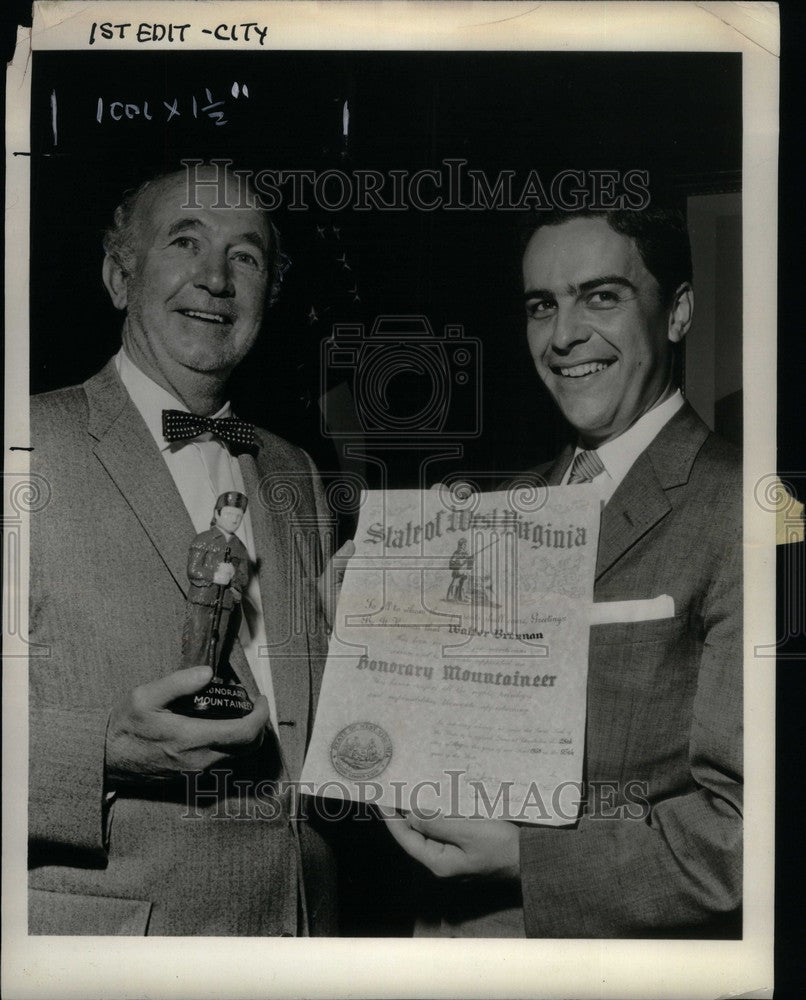 1958 Press Photo walter bresnon first mountaineer award - Historic Images