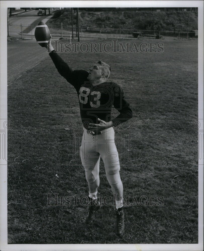 1957 Press Photo Jim Stracka Football Wisconsin - Historic Images