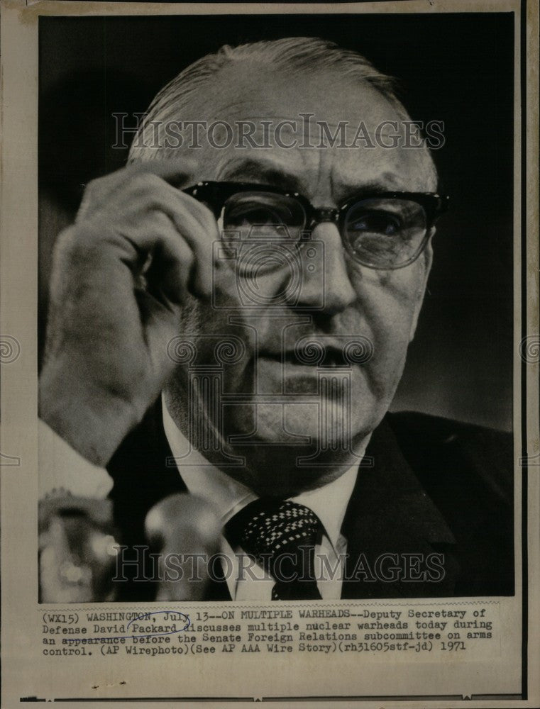 1971 Press Photo David Packard discusses warheads - Historic Images