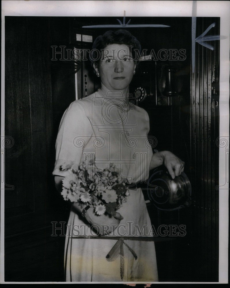 1948 Press Photo Mrs. Caroline Knoll Public Library - Historic Images