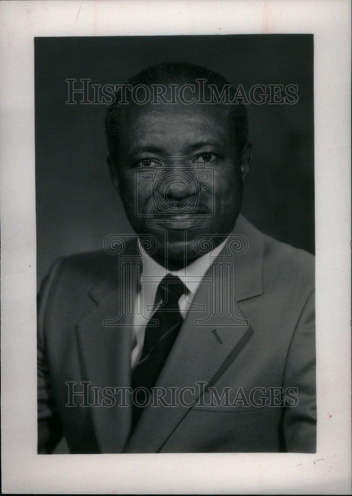 1988 Press Photo Larry Knox director relations - Historic Images