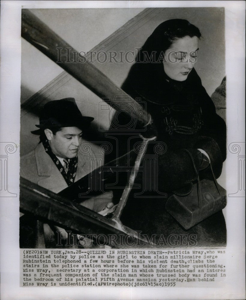 1955 Press Photo Patricia Wray slain Serge climbs stair - Historic Images