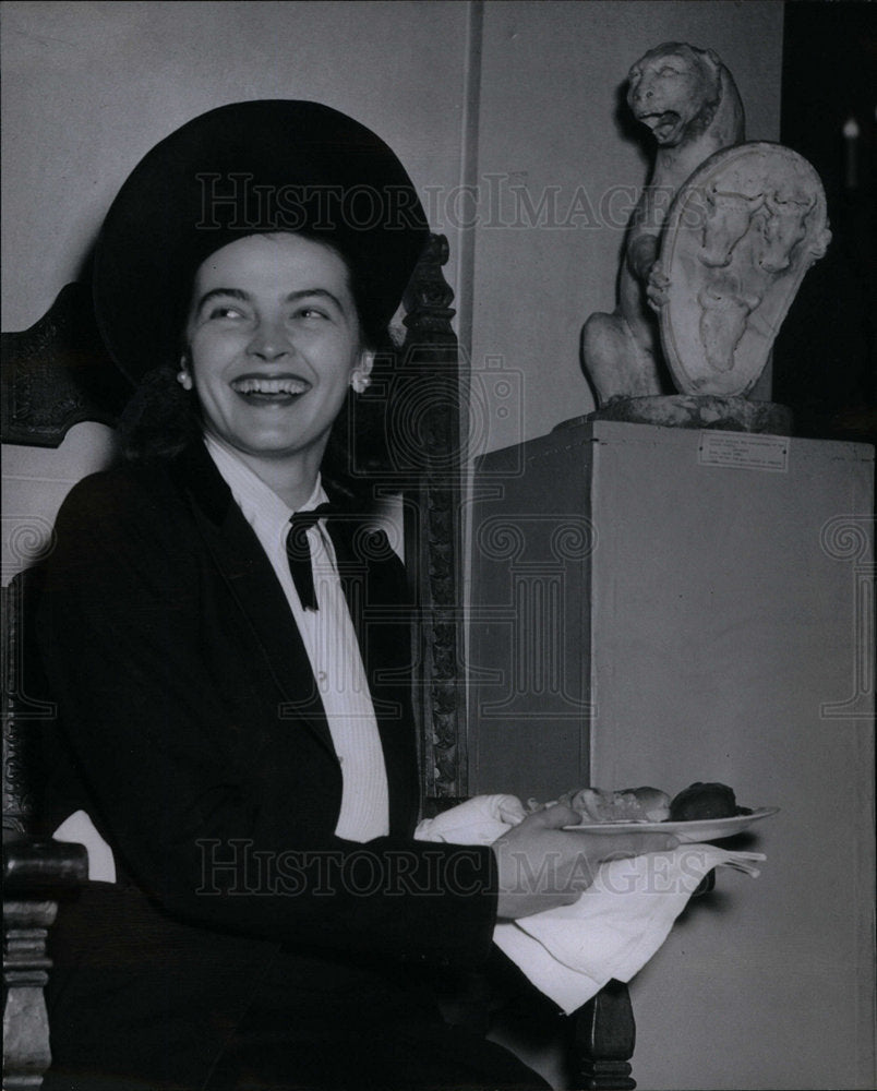 1946 Mrs. William D. Laurie - Historic Images