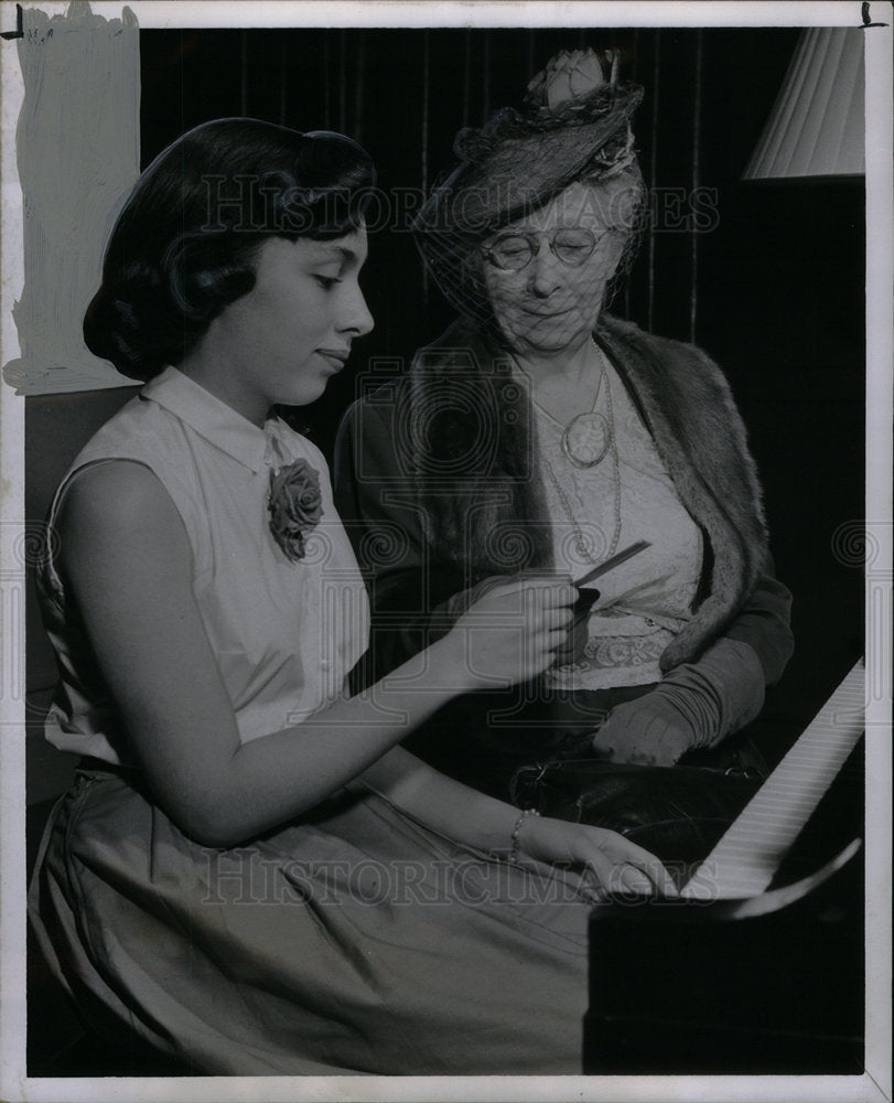 1952 Press Photo Ruth Meckler - Historic Images