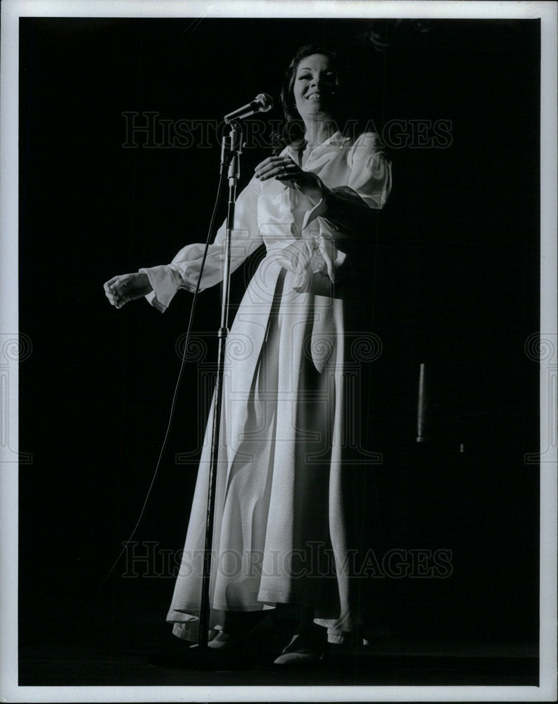 1970 Press Photo Gail Martin Dean Martin Singer - DFPD16949- Historic Images