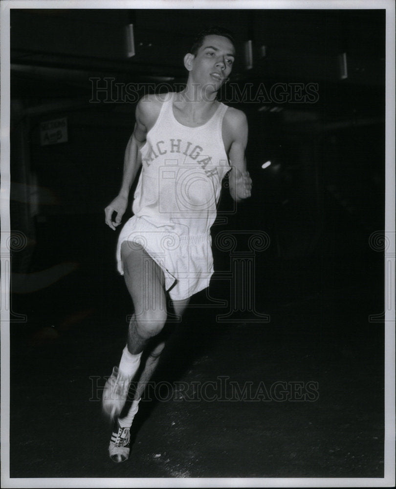 1959 Press Photo Fred Montour Track Middle Distance - DFPD23499- Historic Images