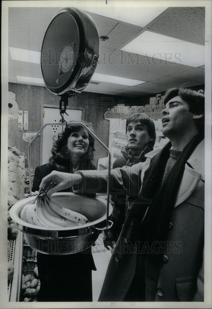 1982 Press Photo Friendship Men Women Intimacy - DFPD63201- Historic Images