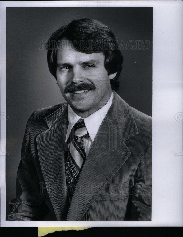 1976 TOM REDDER  NEWS COMPUTER MGR-Historic Images