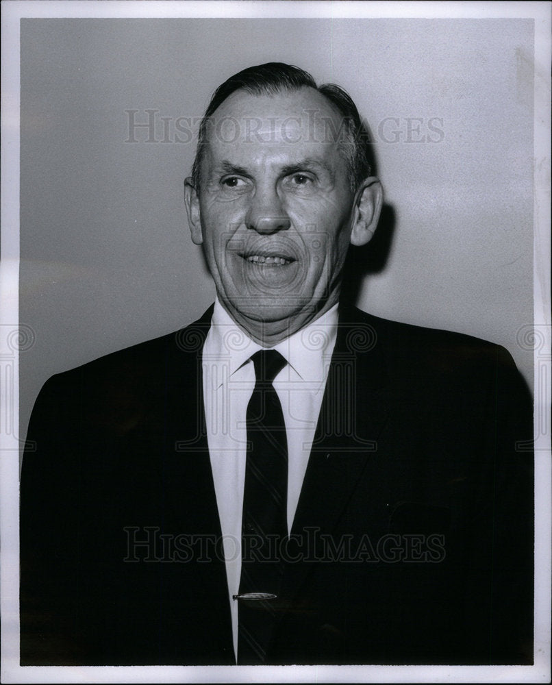 1975 Press Photo Robert Reason Retirement - Historic Images