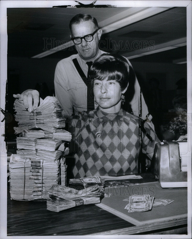 1967 Press Photo Mrs. Albert Finn Fred Mckell - Historic Images