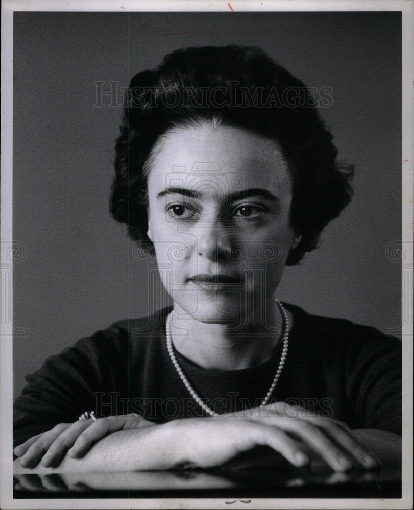 1965 Eleanor Lipkin Rocchi hands crossed - DFPD68559 - Historic Images