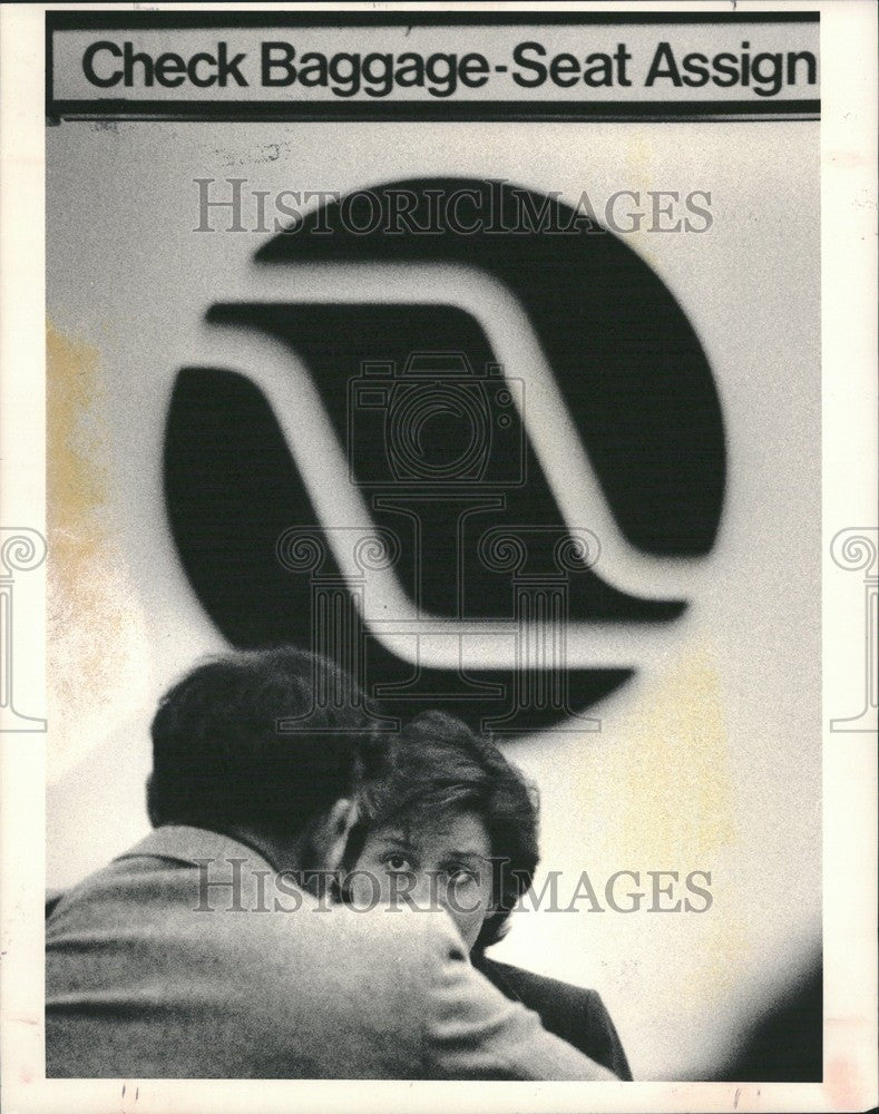 1967 Press Photo Northwest Airlines ticket agent Metro - Historic Images