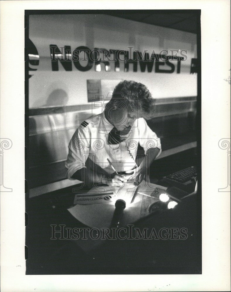 1988 Press Photo ticket agent terrie kramer northwest - Historic Images