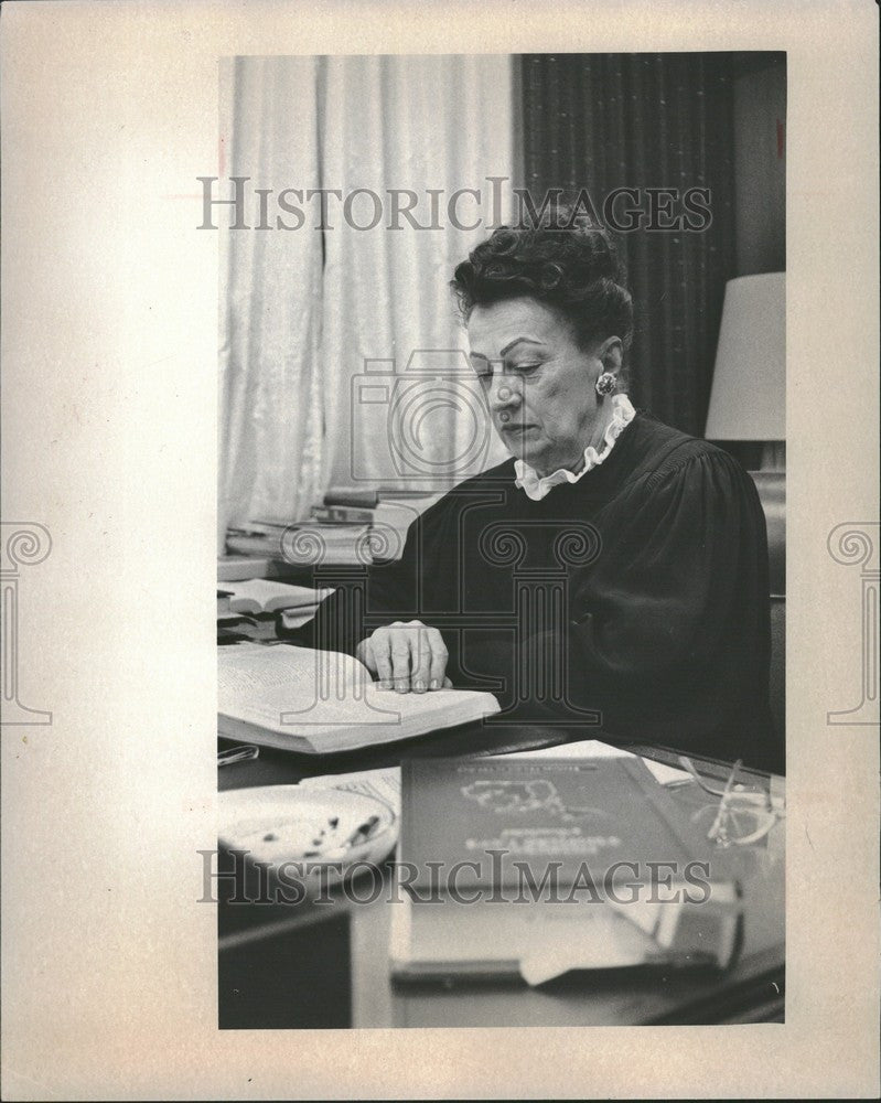 1975 Press Photo Elza Papp Prosecutor judge incisive cr - Historic Images