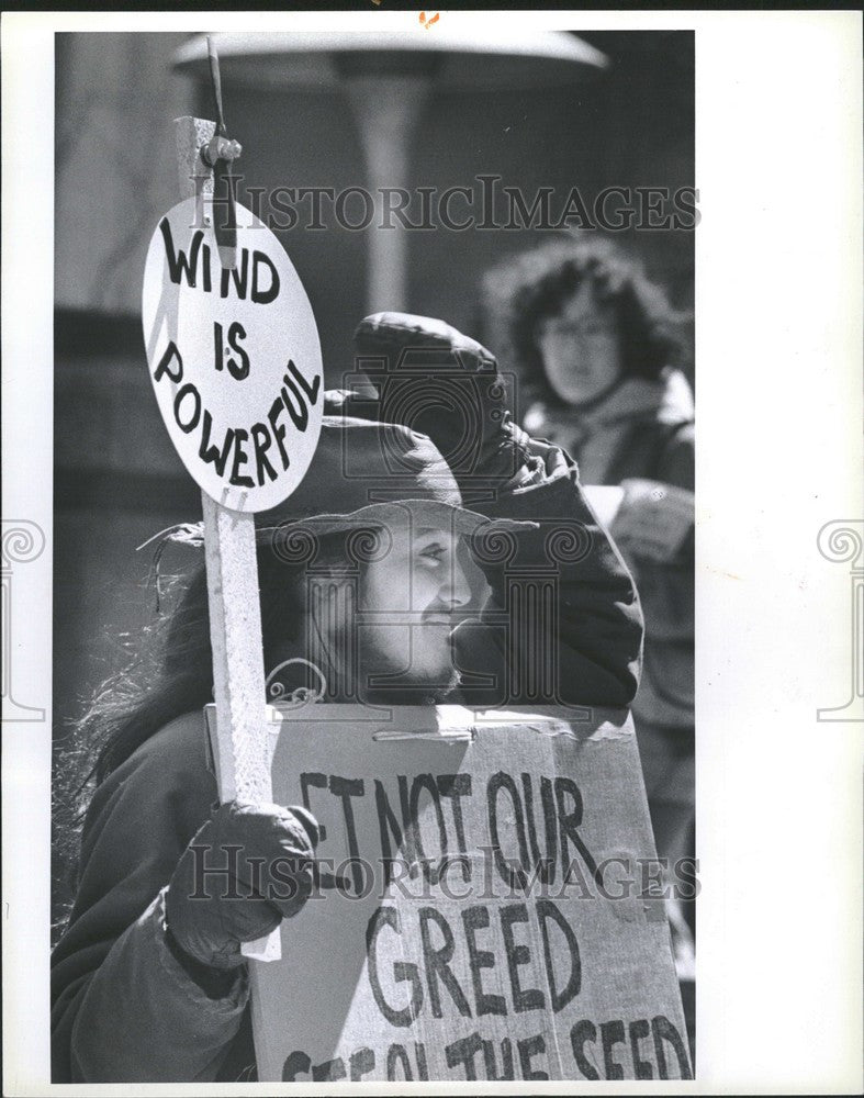 1979 Press Photo Dale Young protests at Kennedy Square - Historic Images