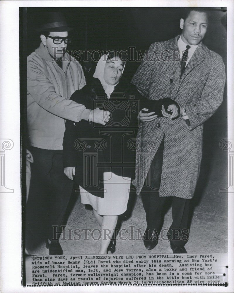 1962 Press Photo Mrs Benny Kid Paret leaves hospital - Historic Images