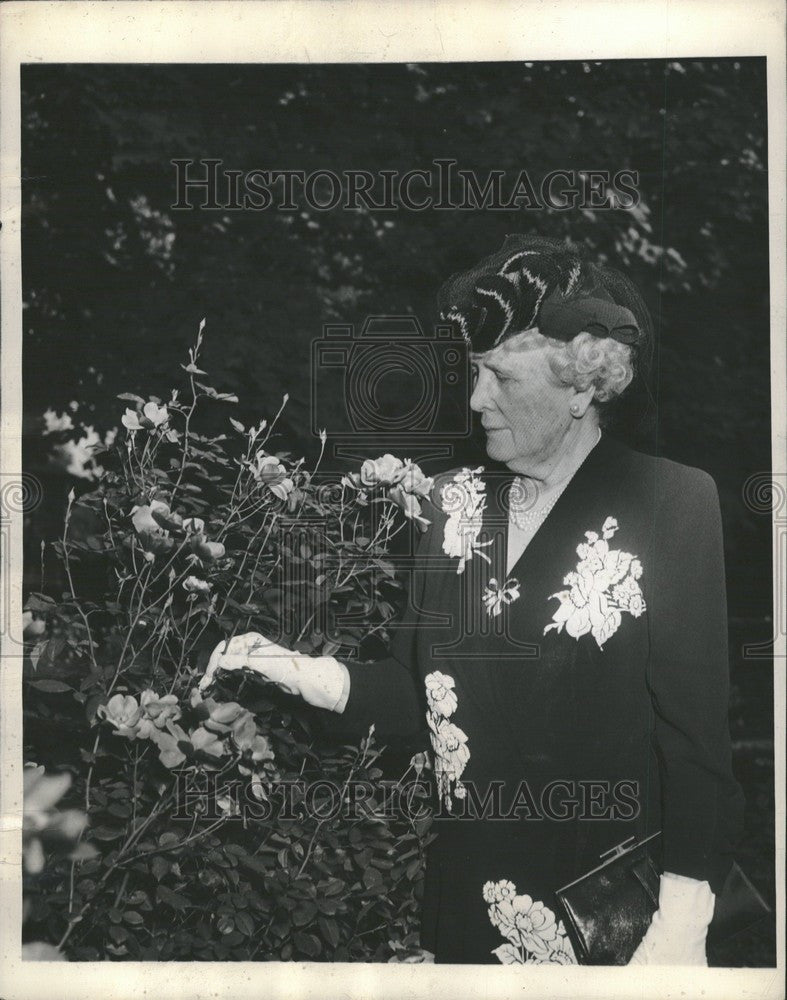 1944 Press Photo Mrs John S. Newberry - Historic Images