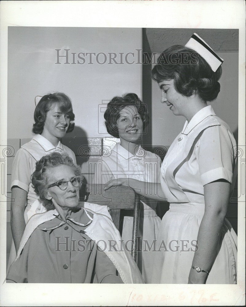 1963 Press Photo Nurses with patient - Historic Images