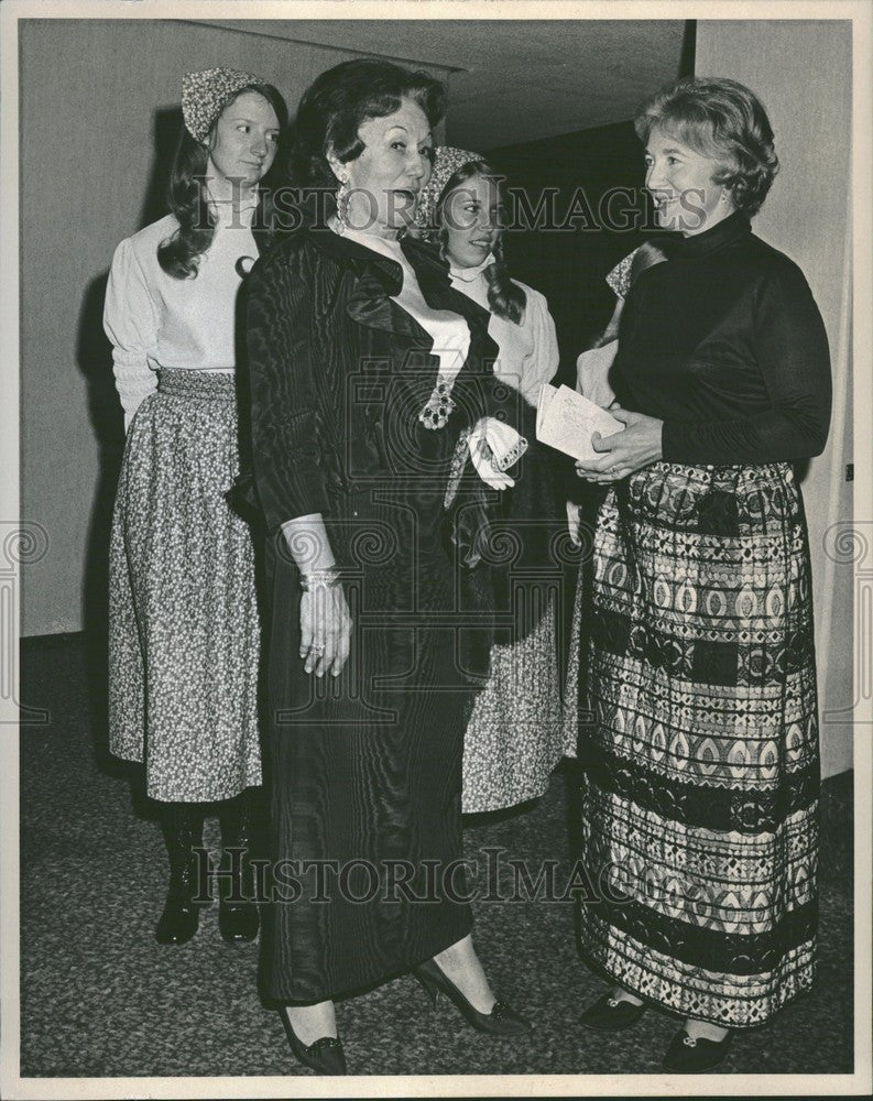 Press Photo Mrs. Vance Mrs. Newbergs - Historic Images