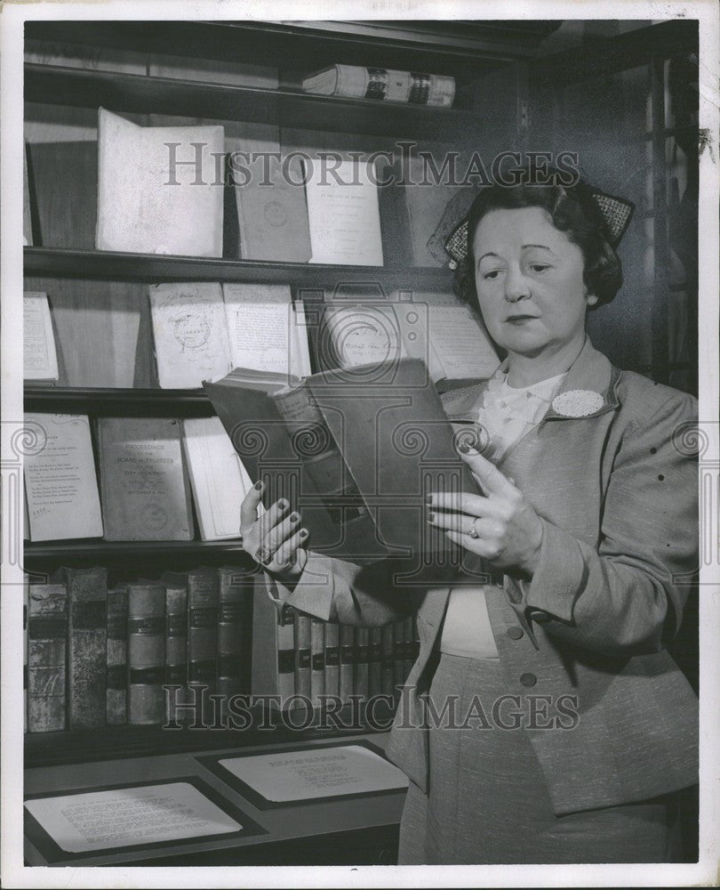 1953 Press Photo Lila M Neuenfelt Judge Detroit Museum - Historic Images