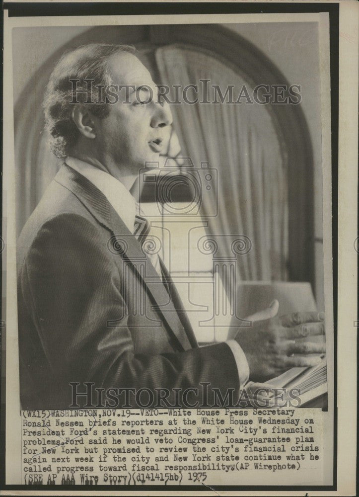 1975 Press Photo Ronald Nessen Ford White House press - Historic Images