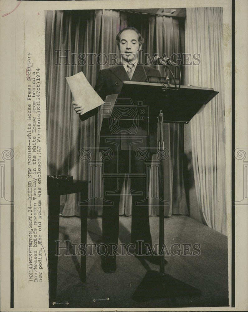 1974 Press Photo Ron Nessen White House new podium - Historic Images