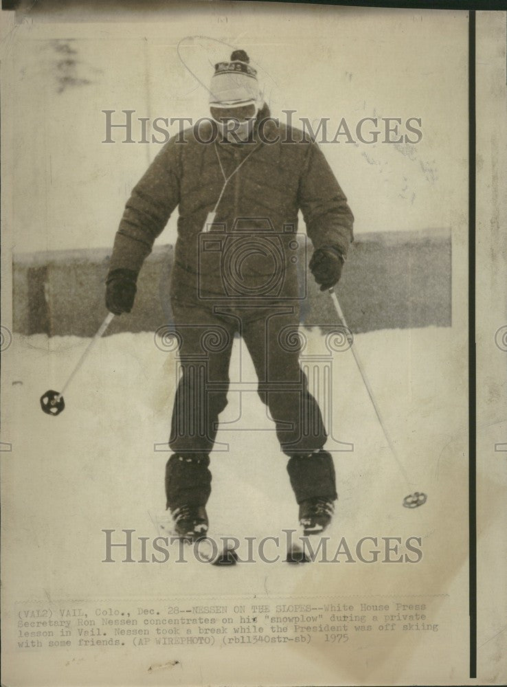 1975 Press Photo Ron Nessen Vail Skiing Press Secretary - Historic Images