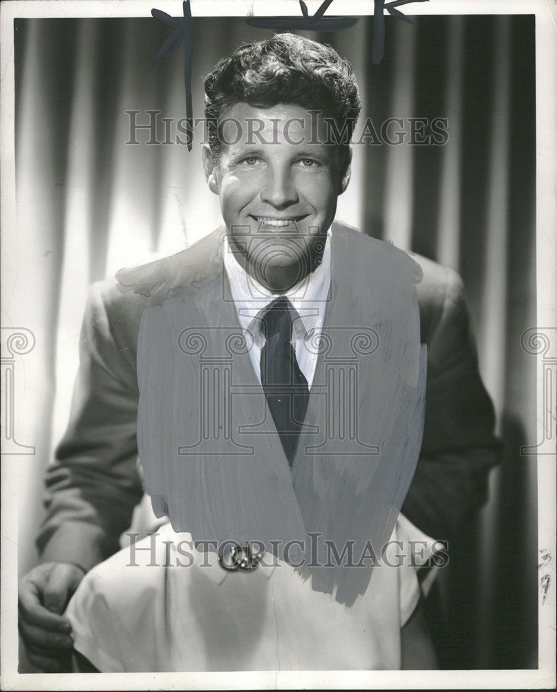 1950 Press Photo Suspense Ozzie Harriet Nelson trunk - Historic Images