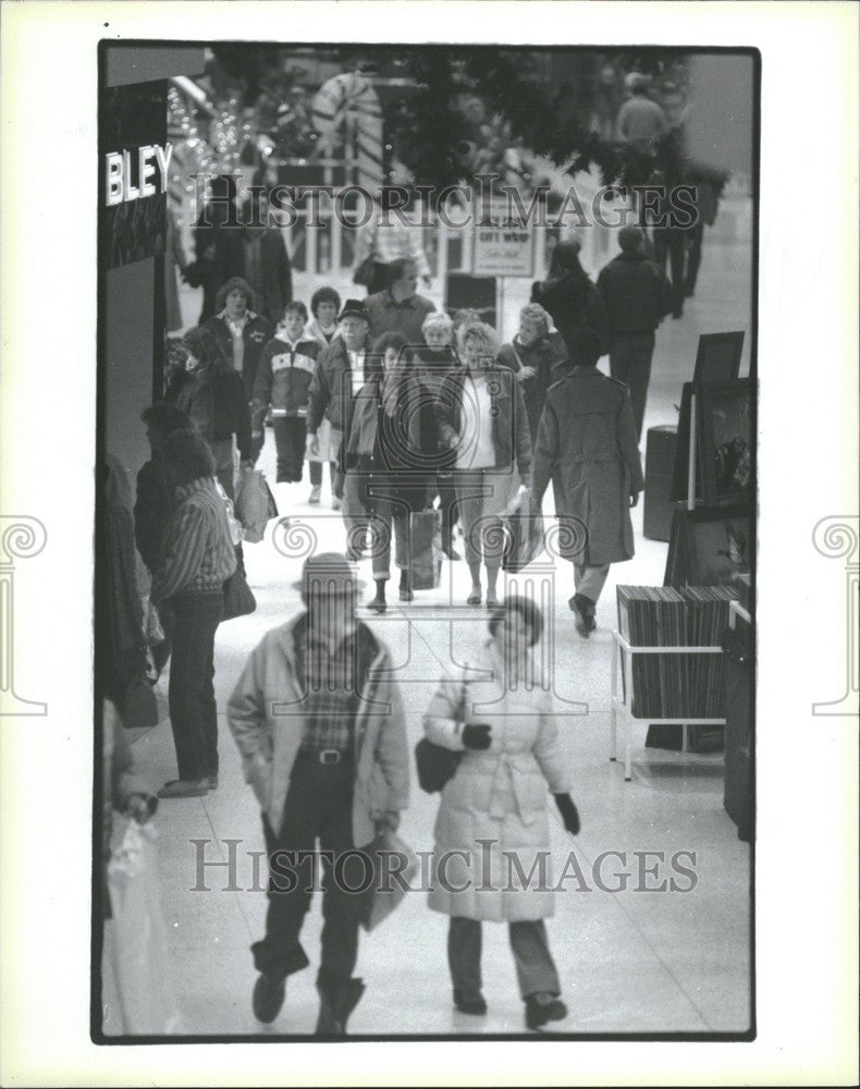 1985 Press Photo Oakland Mall in after-Christmas sales - Historic Images