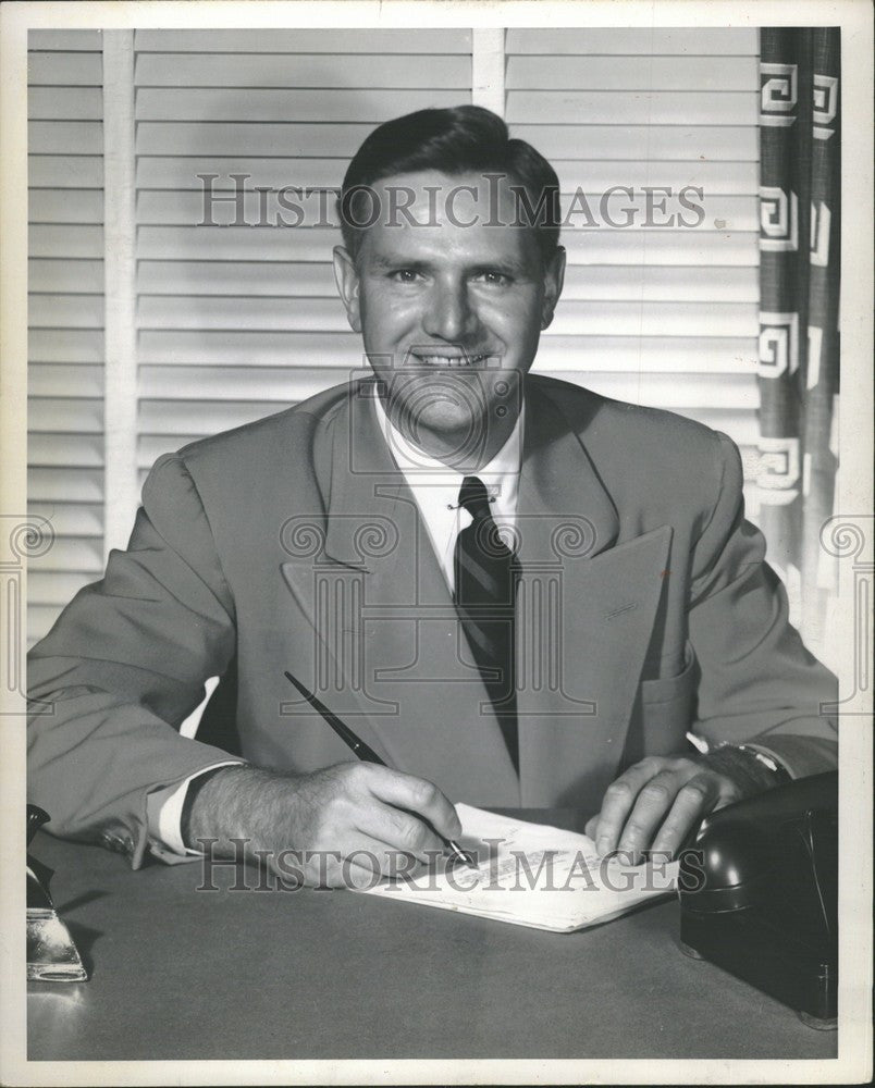 1952 Press Photo Chester Ogden Detroit Edison Manager - Historic Images