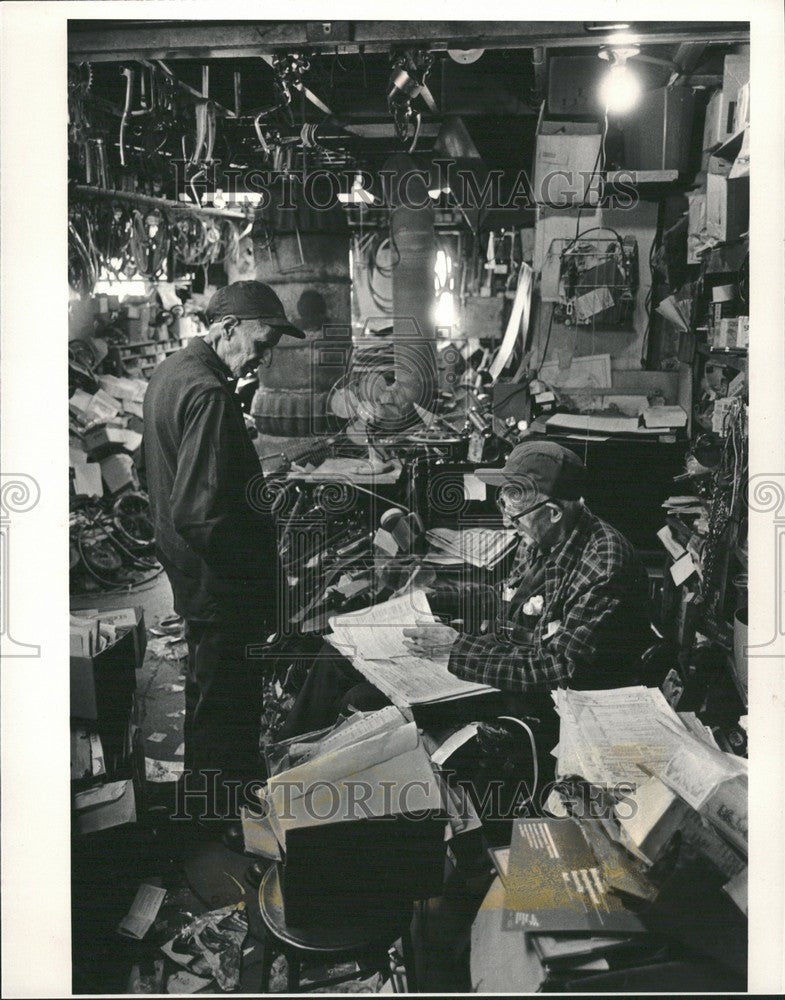 1984 Press Photo Earl & John O'Byrne books accounting - Historic Images