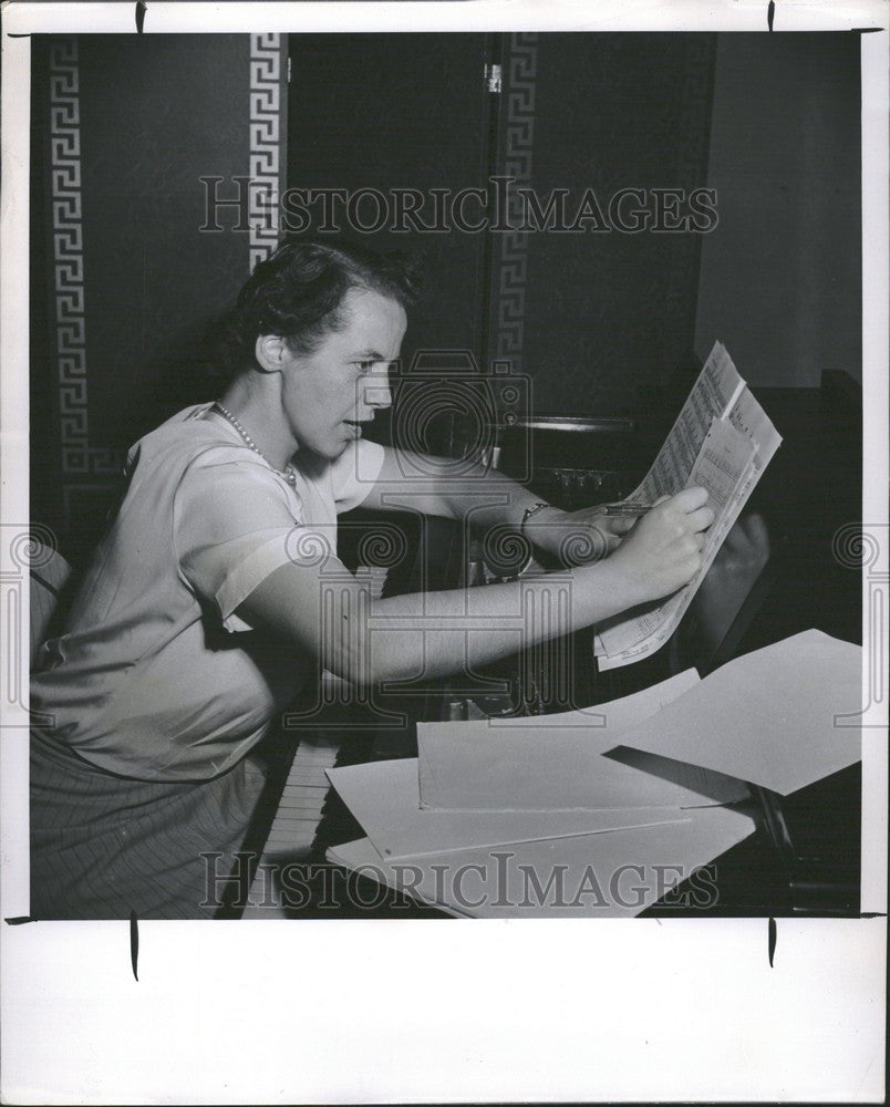 1951 Press Photo Marie Joy Sanger Banker Composer - Historic Images