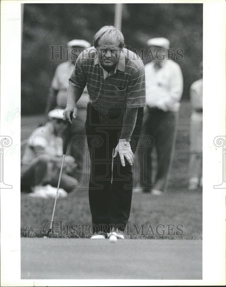 1990 Press Photo Jack Nicklaus eyes on eagle attempt - Historic Images