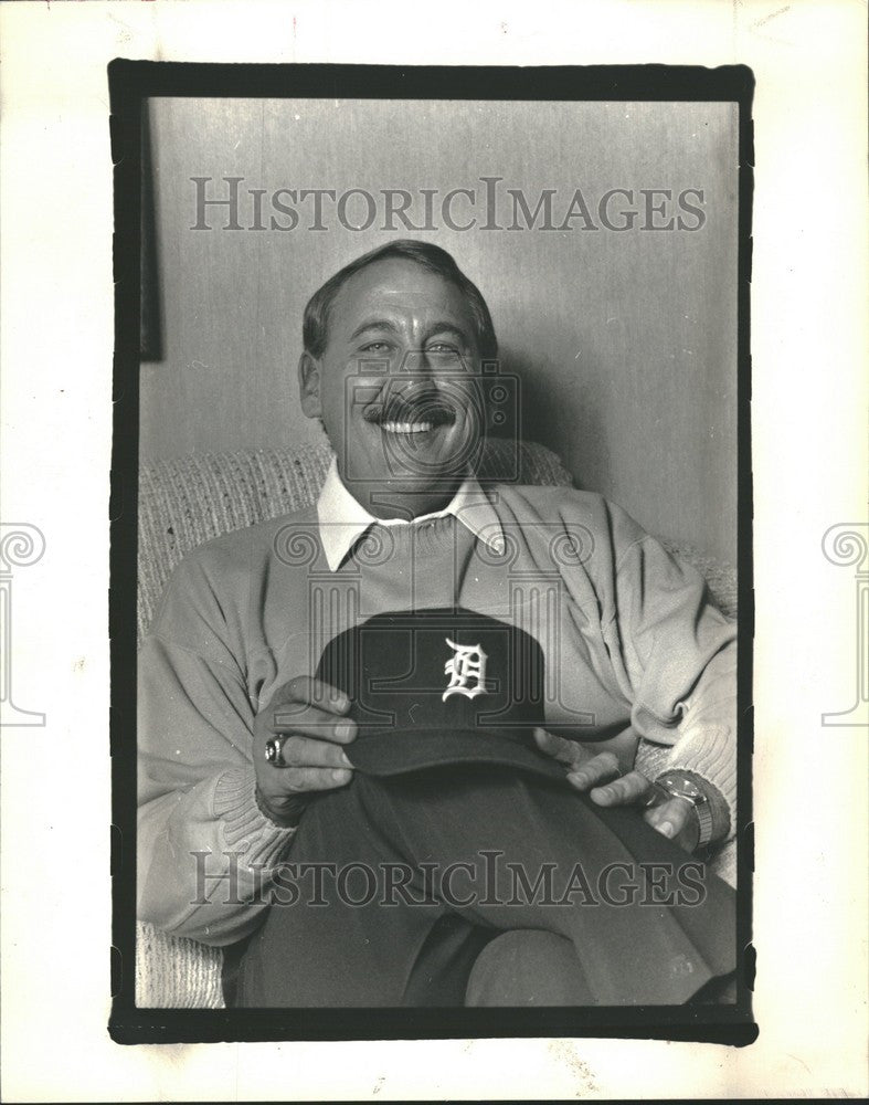 1987 Press Photo John Swart new ideas cap - Historic Images