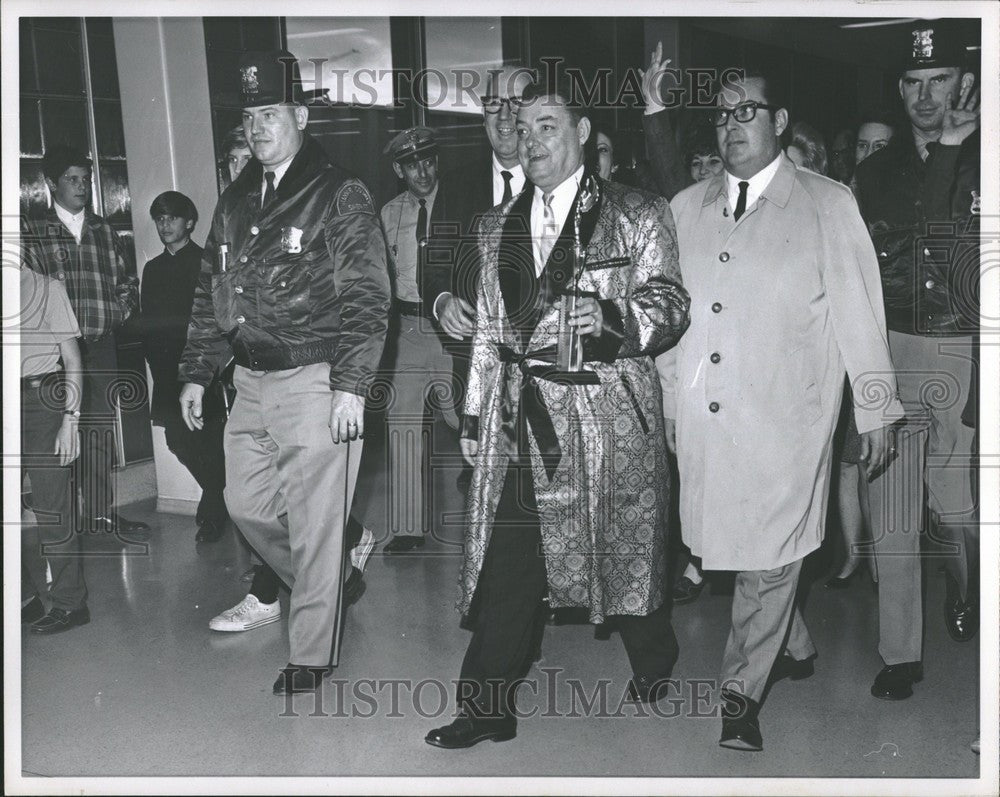 1968 Press Photo Trophy, policemen - Historic Images