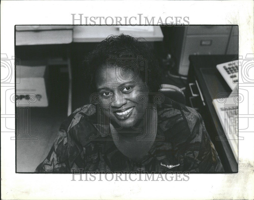 1991 Press Photo Brenda Reese Circulation Office Clerk - Historic Images