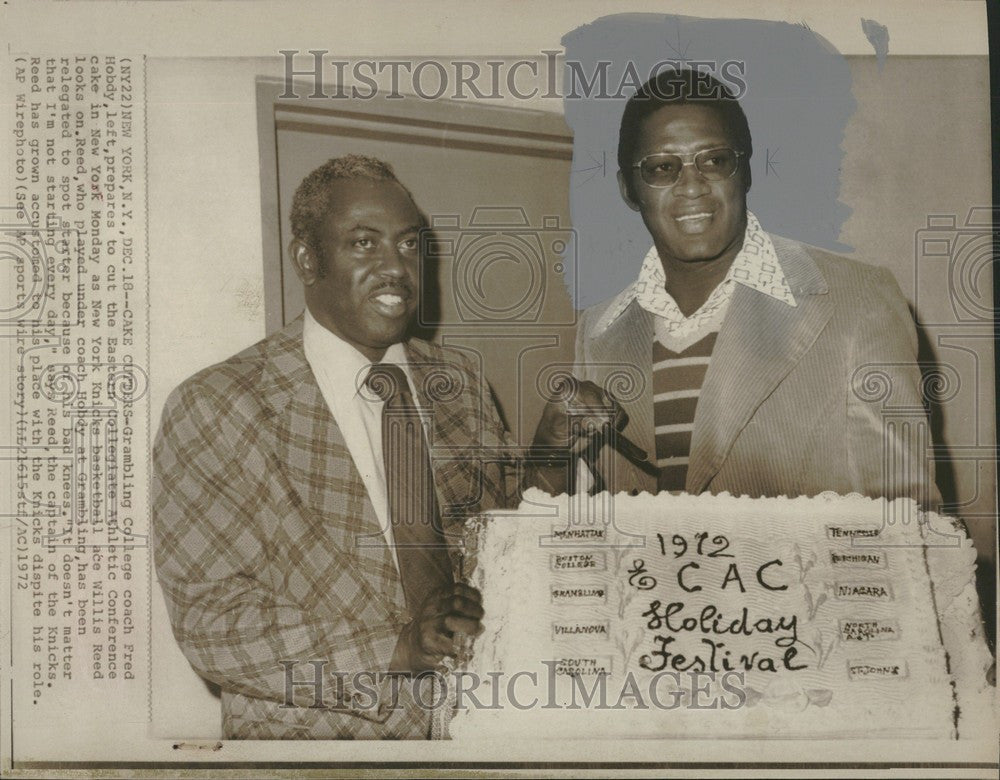 1972 Press Photo Willis Reed Knicks Fred Hobdy cake cut - Historic Images