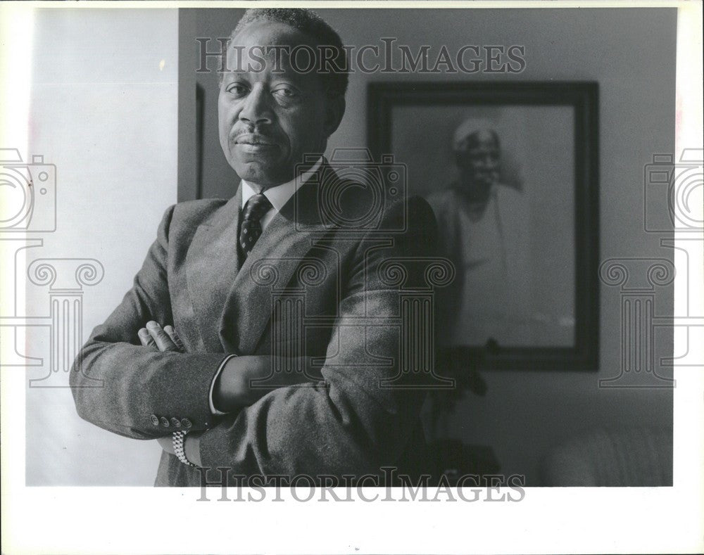 1991 Press Photo John Barfield honored -Tree of Life - Historic Images