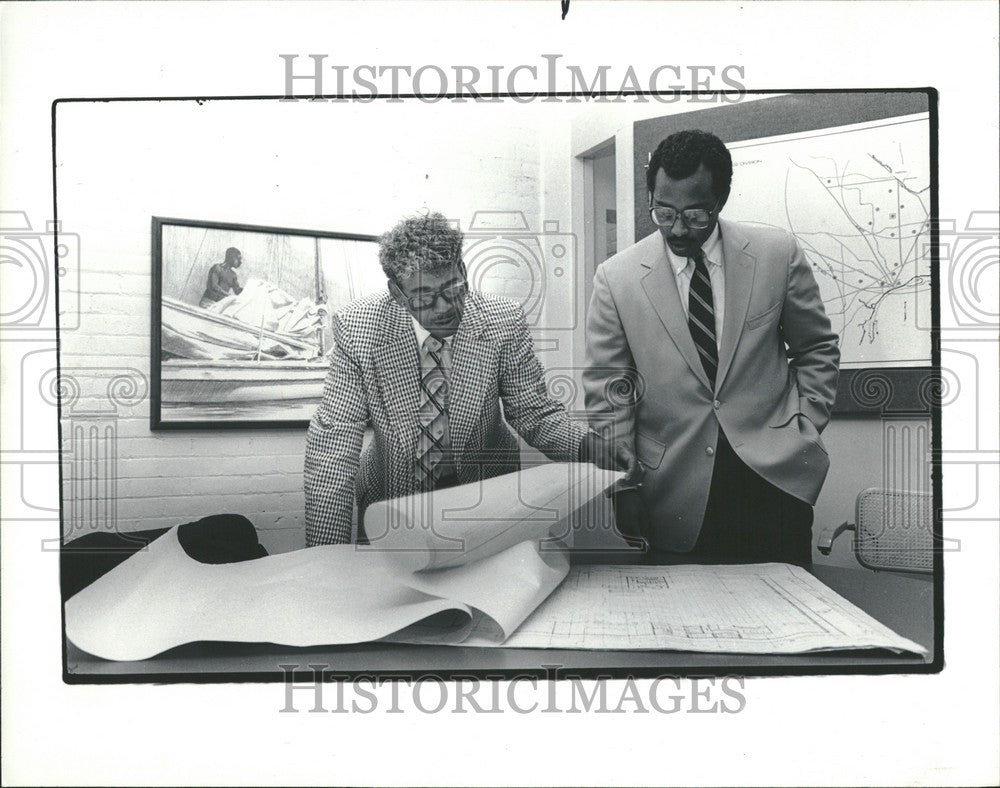 1981 Press Photo Charles Ford with Jon Bar Field office - Historic Images