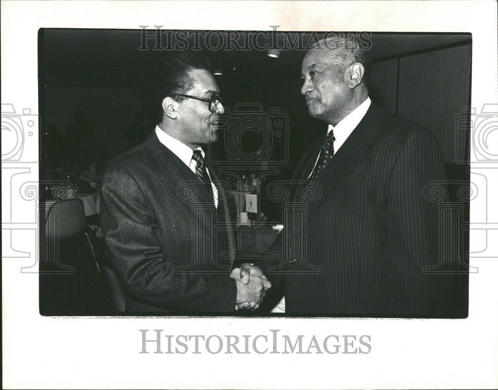 1982 Press Photo SIDNEY BARTHWELL PHARMACIST DRUG STORE - Historic Images