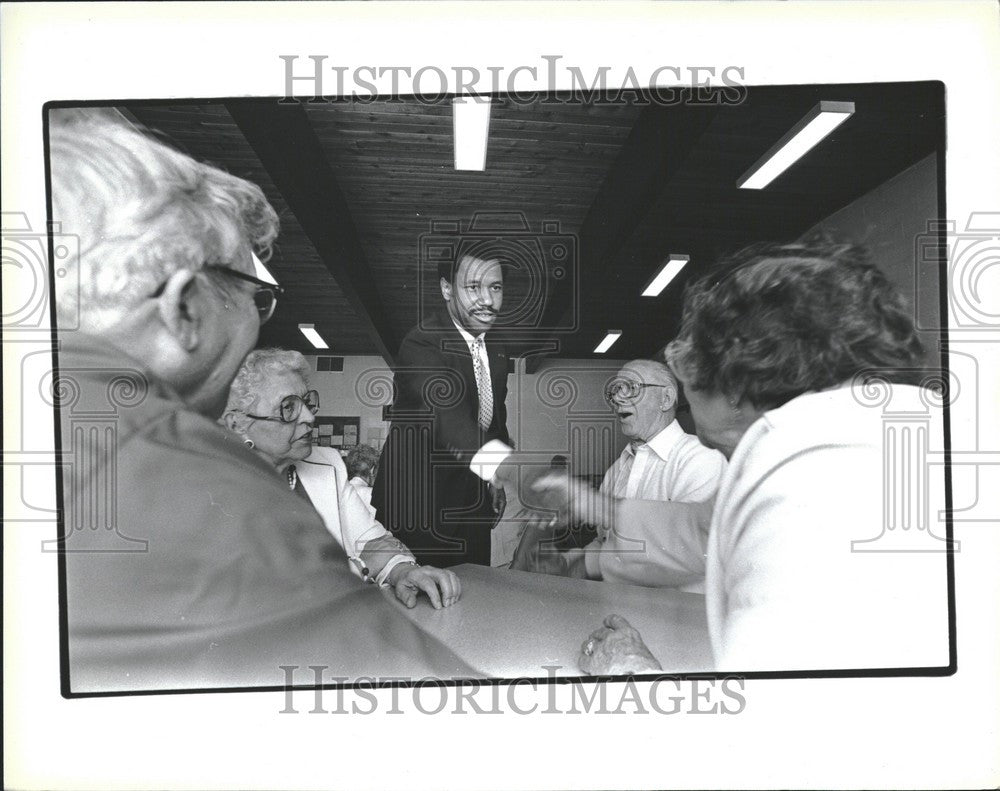 Press Photo TOM BARROW Shaking hands with people - Historic Images
