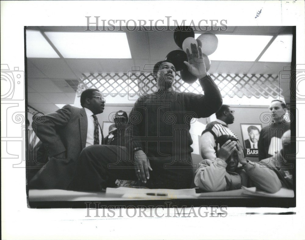 1989 Press Photo Tom Barrow at its campaign hqtrs. - Historic Images