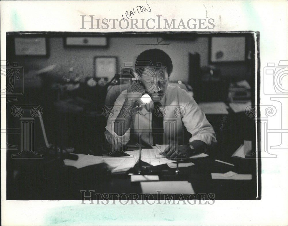 1989 Press Photo Tom Barrow accountant Detroit office - Historic Images